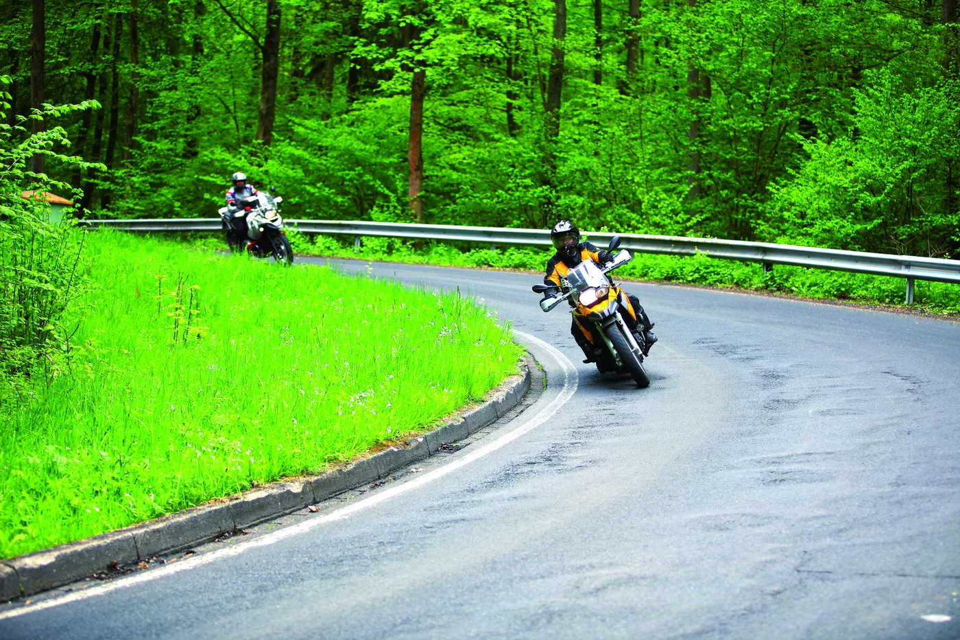 Zwei Motorräder in einer weiten Kurve auf der Landstraße Zwei Motorräder in einer weiten Kurve auf der Landstraße